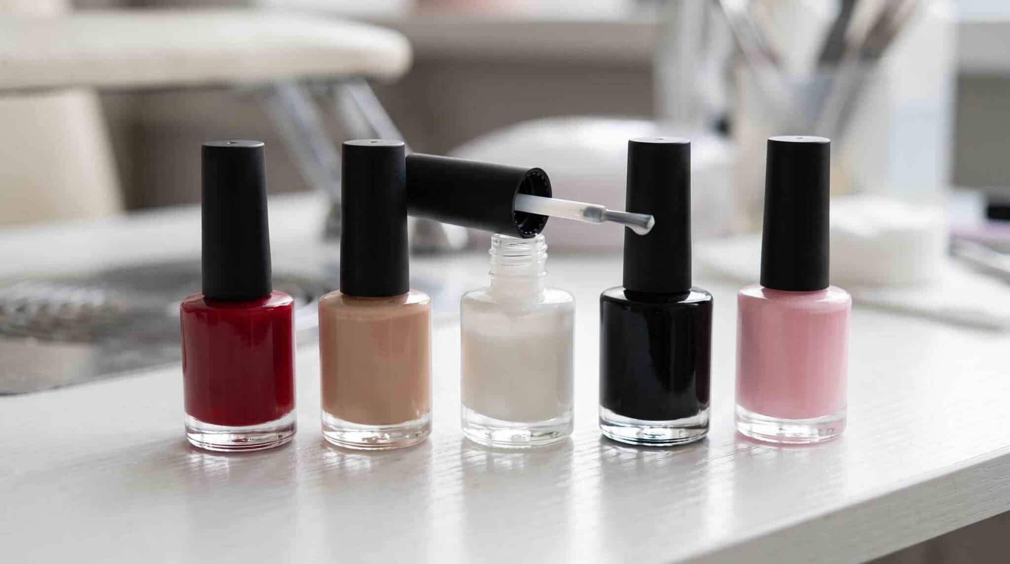Smalti professionali per estetiste in colori classici sul tavolo manicure